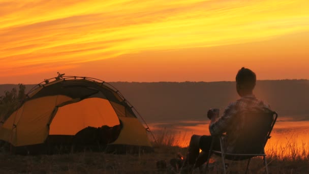 4K. Armonía del viajero. Turista esperando amanecer cerca del lago . — Vídeo de stock