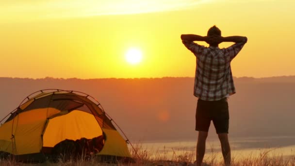 4K Tenda, falò, alba e l'uomo hanno un ventilatore. Approccio Foxus — Video Stock