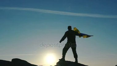  Askerin siluet, güneş ve Ukrayna bayrağı yavaş hareket 