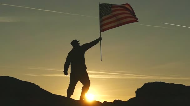 Soldat et drapeau américain. Symbole de démocratie dans Slow Motion — Video