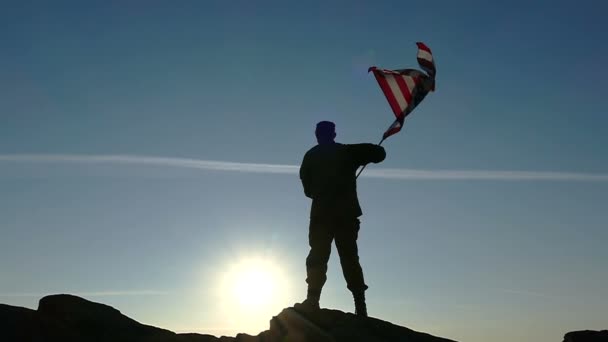 Silueta de soldado y bandera americana en cámara lenta. Hora del amanecer . — Vídeo de stock