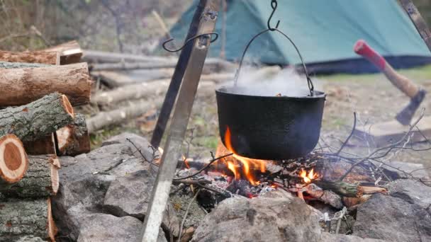 4k.Touristische Reiseromantik. Essen am Lagerfeuer und im Zelt — Stockvideo