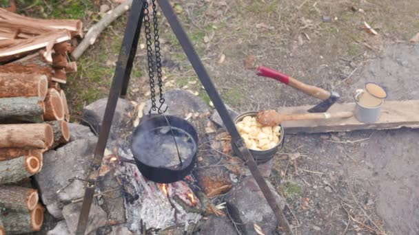 4K.Romanticismo turístico de los viajes. Comida en hoguera vista superior — Vídeos de Stock