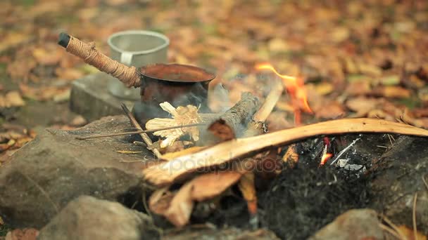 모닥불, 알루미늄 찻잔, 커피 포트와가 습 작. 빈티지 촬영. — 비디오