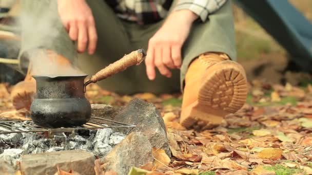 Lägret av mannen turist. Kaffe, brasa, gitarr och hösten blad. Vintage skjuta. — Stockvideo