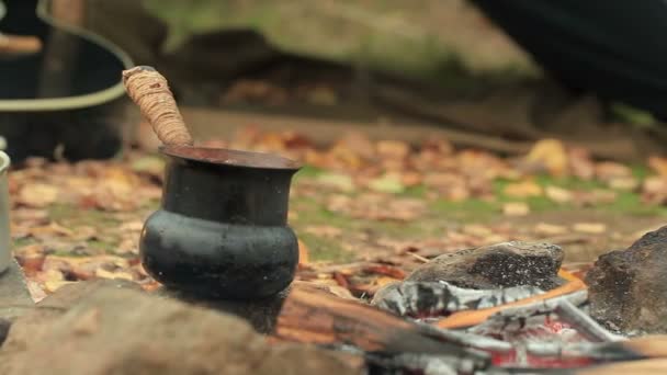 Café quente, fogueira, guitarra e folhas de outono no acampamento turístico. Disparar deslizante . — Vídeo de Stock