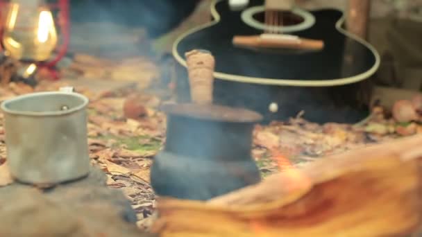 Viaje de otoño con café caliente en hoguera en el campamento turístico. Slider disparar . — Vídeos de Stock