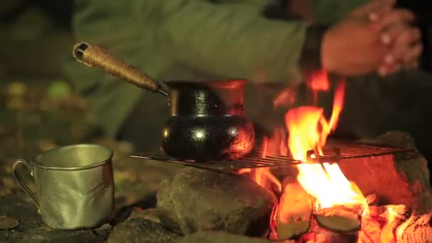 Café quente, fogueira, silhueta de turista homem no acampamento turístico. Equipa de viagem . — Vídeo de Stock