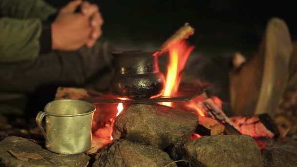 Café quente, fogueira, silhueta de turista homem no acampamento turístico. Equipa de viagem . — Vídeo de Stock
