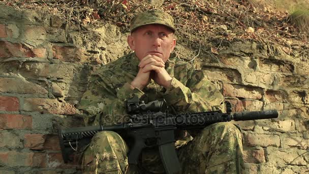 Ενηλίκων στρατιώτης με αυτόματο τουφέκι. — Αρχείο Βίντεο