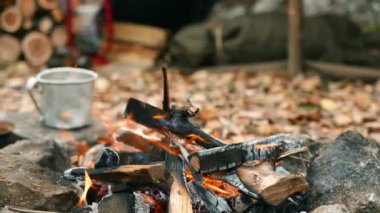  4k. Şenlik ateşi turist kampta kahve ile sonbahar seyahat sembolü. Kaymak ateş.