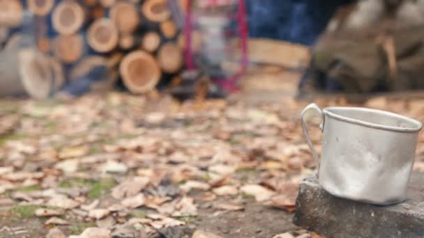 4k.camp von Touristen. heißen Kaffee, Lagerfeuer und Herbstlaub. Kugelstoßer — Stockvideo