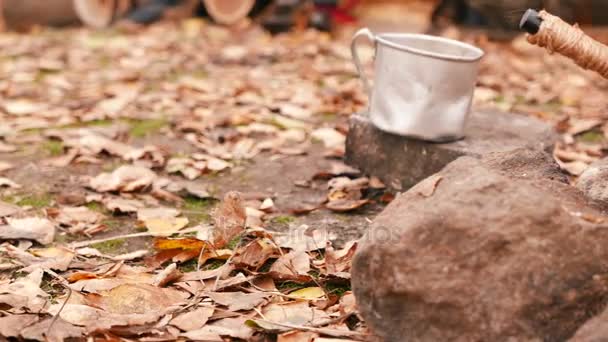 4K. Kopi panas pada api unggun dan cangkir aluminium. Dolly shot — Stok Video