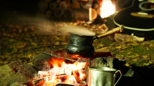 4K. Café caliente en hoguera con vapor y taza de aluminio de cerca . — Vídeos de Stock