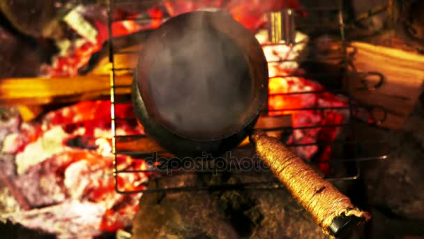 4K. Café quente na fogueira com vapor e vista superior — Vídeo de Stock