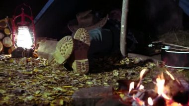 4k. Adam turist Gezgin uyku. Seyahat hayat. 