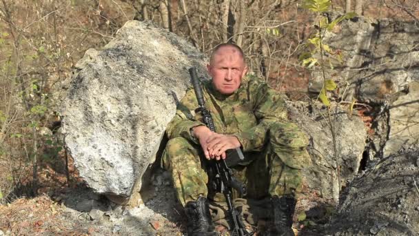 Soldado adulto em camuflagem com rifle automático — Vídeo de Stock