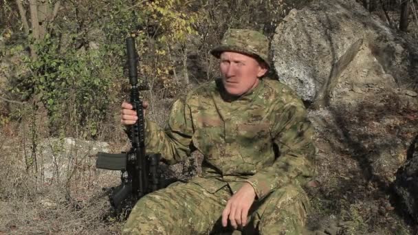 Adult soldat i kamouflage med automatgevär — Stockvideo