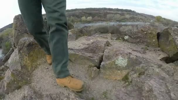 男性的腿在黄色靴子走在山的轨道上。前视图 — 图库视频影像