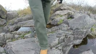 Sarı Çizmeli erkek bacakları hill ve kayalar yolda gitmek. 