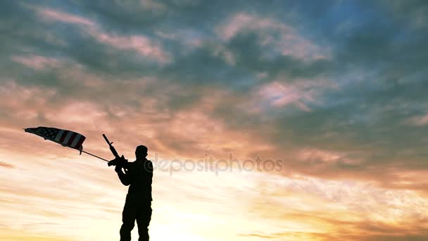 Soldaat silhouet en Amerikaanse vlag met automatische geweer. Slow Motion. — Stockvideo