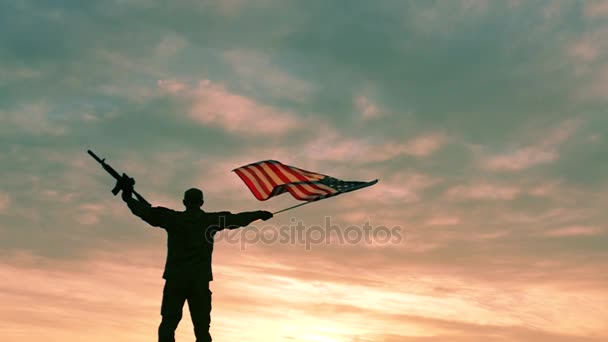 Soldado com onda de rifle automática Bandeira Americana .Slow Motion . — Vídeo de Stock