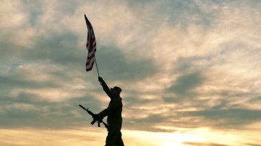 otomatik tüfek dalga Amerikan bayrağı ile siluet asker. Ağır çekim. 
