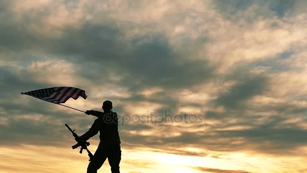 Siluett av soldat med automatgevär våg amerikanska flaggan. Slow Motion. — Stockvideo
