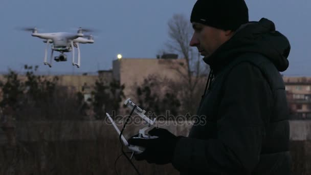 4k. Eldiven içinde radyo vericisi ile pilot, drone faaliyet. — Stok video