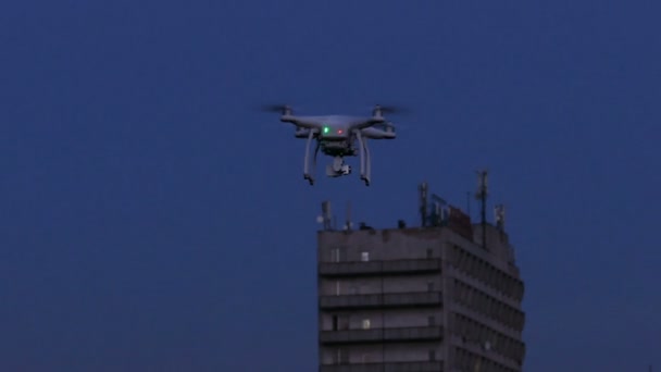 4K. Drone con fuegos parpadeantes vuela contra el fondo del edificio . — Vídeos de Stock