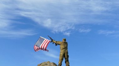   Asker tüfeği ile Amerikan bayrağı mavi gökyüzü karşı dalgalar. Ağır çekim