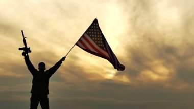 Amerikan bayrağı ve tüfek kasvetli turuncu gökyüzü karşı asker stand. Ağır çekim