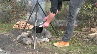  Açık havada yemek yemek. Şenlik ateşi Cook'u adam