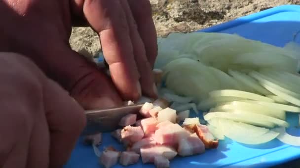 Podzimní tábor venkovní, chlape turistické cestovatelů kuchaři jídlo zblízka — Stock video