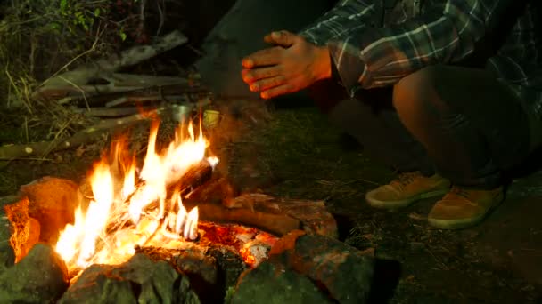 4k. Adam ısı eller yakınındaki şenlik ateşi kapatın. Sonbahar Seyahat hayat. — Stok video