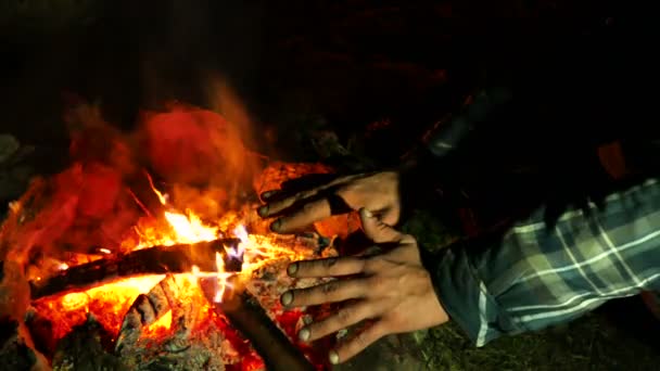 4K.Man manos de calor cerca de hoguera de cerca. Vida de viaje de otoño . — Vídeo de stock