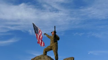 4 k. askerin siluet tüfek ile Amerikan bayrağı mavi gökyüzü karşı dalgalar.