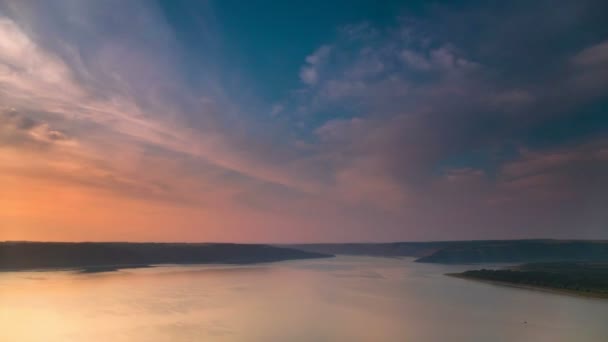 4K. Hora do nascer do sol suave sobre o lago ou litoral. Timelapse sem pássaros . — Vídeo de Stock