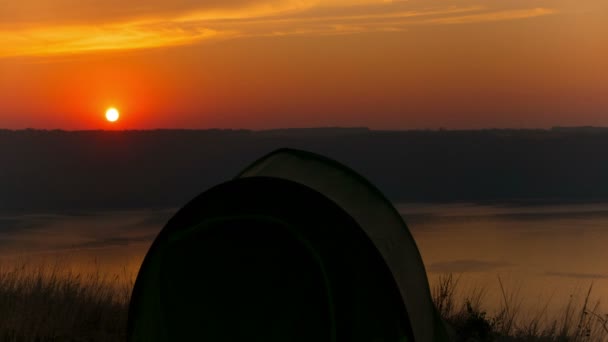 4K Tenda de viagem e nascer do sol sobre o lago. Desfasamento temporal. Produção bruta, sem aves . — Vídeo de Stock