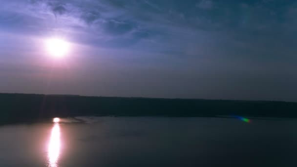 4k.Meer oder See morgens Sonnenaufgangszeit. Zeitraffer ohne Vögel. schöne Landschaft — Stockvideo