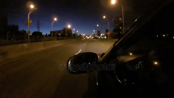 Auto fahren in der Nacht Stadt. Echtzeit pov clip — Stockvideo