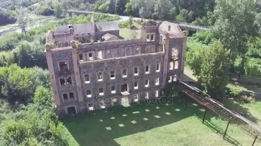  Hava. Üzerinde eski değirmen veya hidroelektrik santralleri kalıntıları. Üstten Görünüm