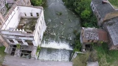  Hava. Eski değirmen veya küçük hidroelektrik santralleri Harabeleri. 