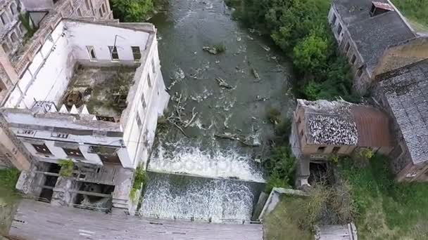 Aérea. Ruinas del antiguo molino o pequeñas centrales hidroeléctricas . — Vídeo de stock