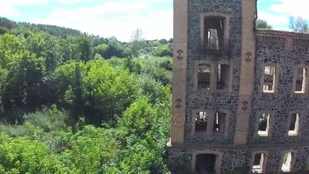 Aérea. Ruinas del antiguo molino o pequeñas centrales hidroeléctricas . — Vídeo de stock