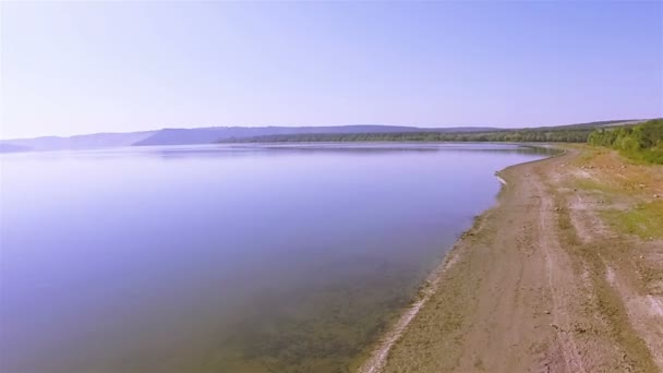 Aéreo. Sobre a costa do lago na hora de verão — Vídeo de Stock