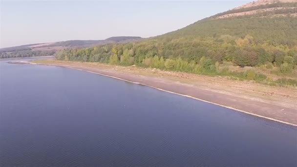 Antény. Krajina s jezerem a pobřeží. Panorama — Stock video