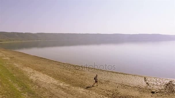 공중. 남자 여행자 호수의 해 안에 간다. 여름 시간 — 비디오