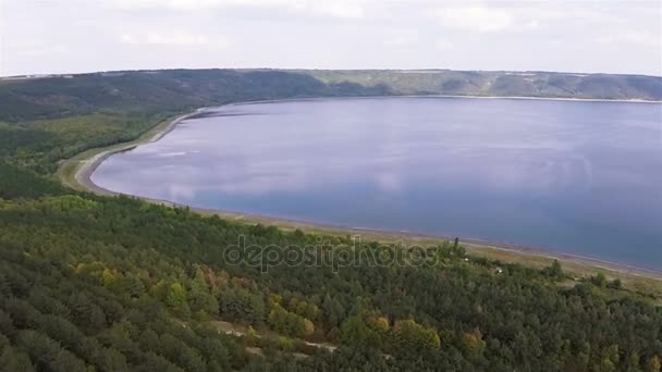 Aereo. Volo Sul bellissimo lago o golfo di mare in estate . — Video Stock