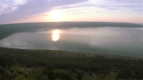 Antenowe. Rano jeziora z odbicie słońca w wodzie. Panoramy — Wideo stockowe